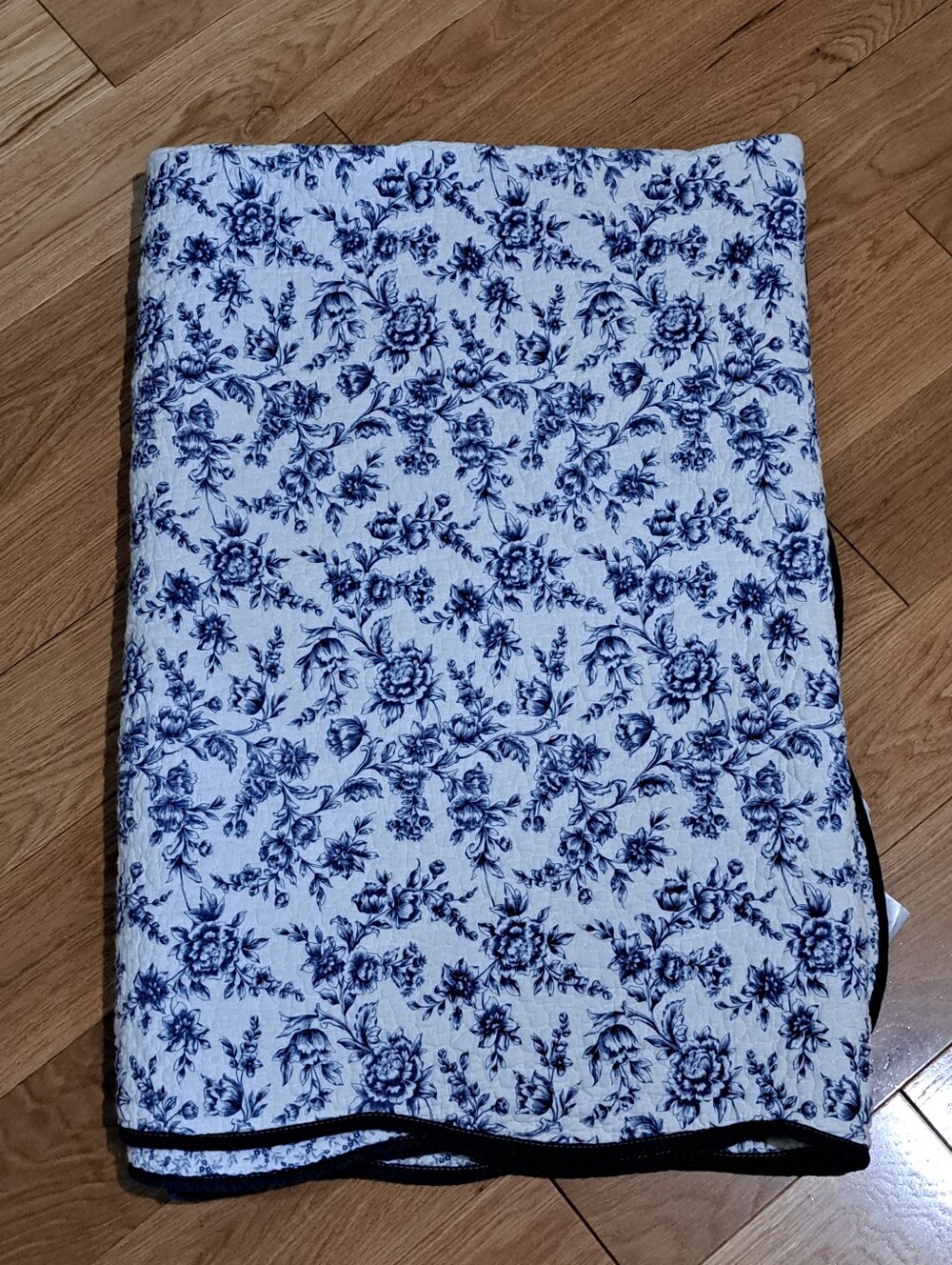 Home Classics Blue & White Floral Toile Twin Quilt Scalloped 100% Cotton